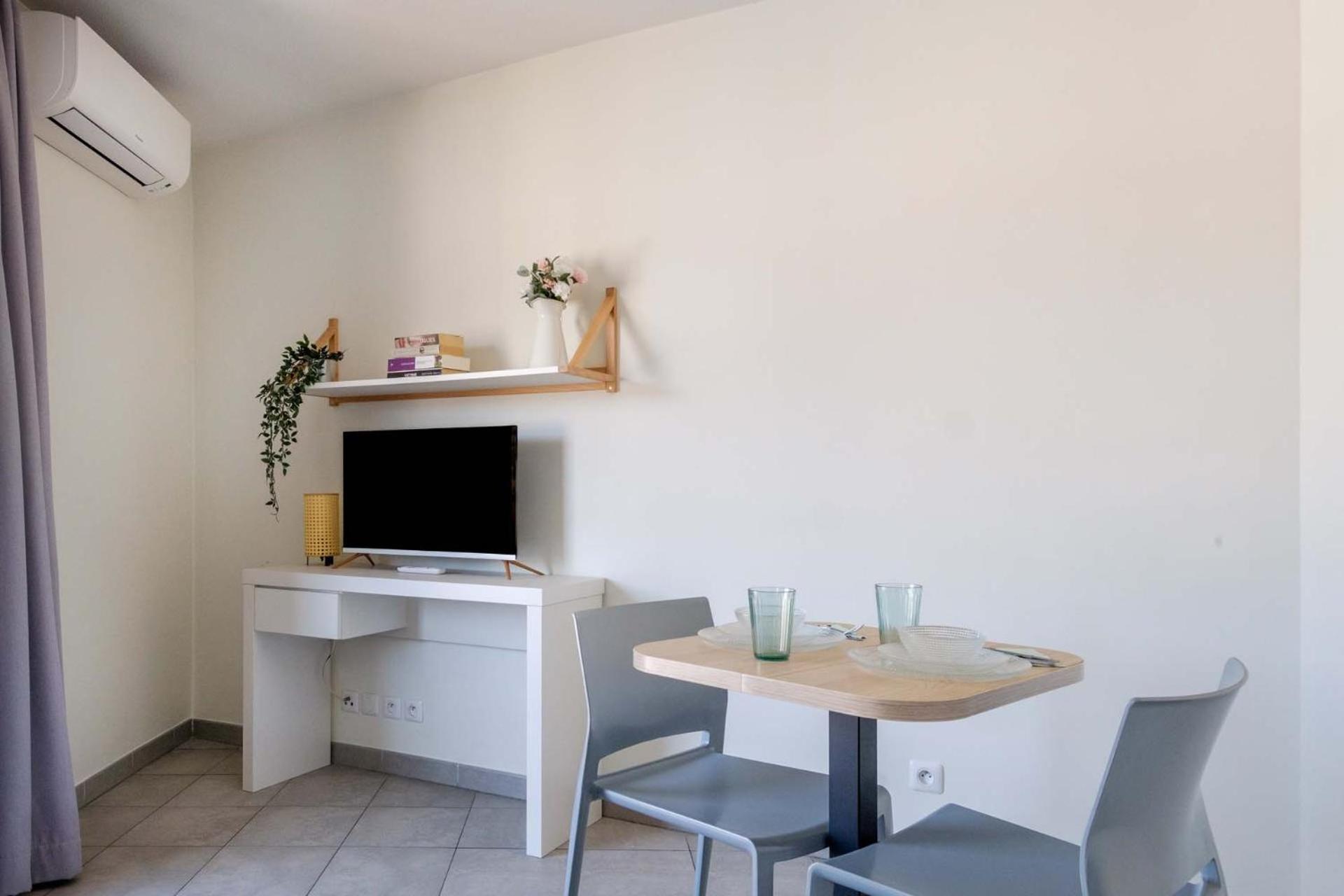 Student Factory Apartment *